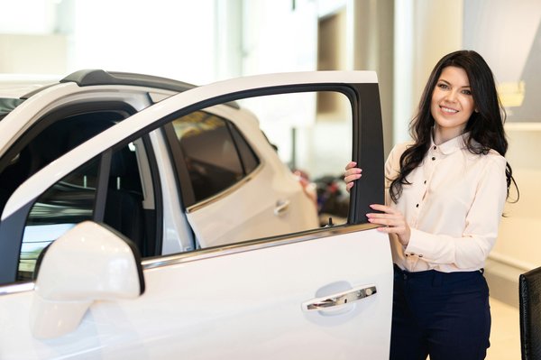 Lettrage publicitaire voiture : boostez votre visibilité mobile